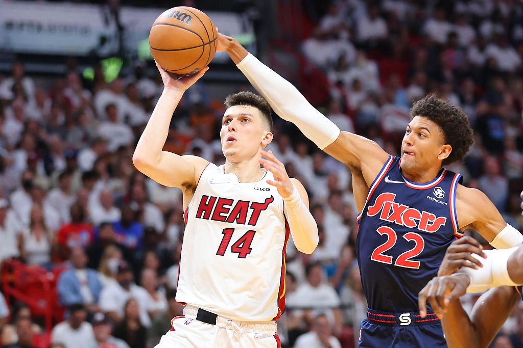 Matisse Thybulle contesting Tyler Herro's floater (Philadelphia 76ers vs Miami Heat)