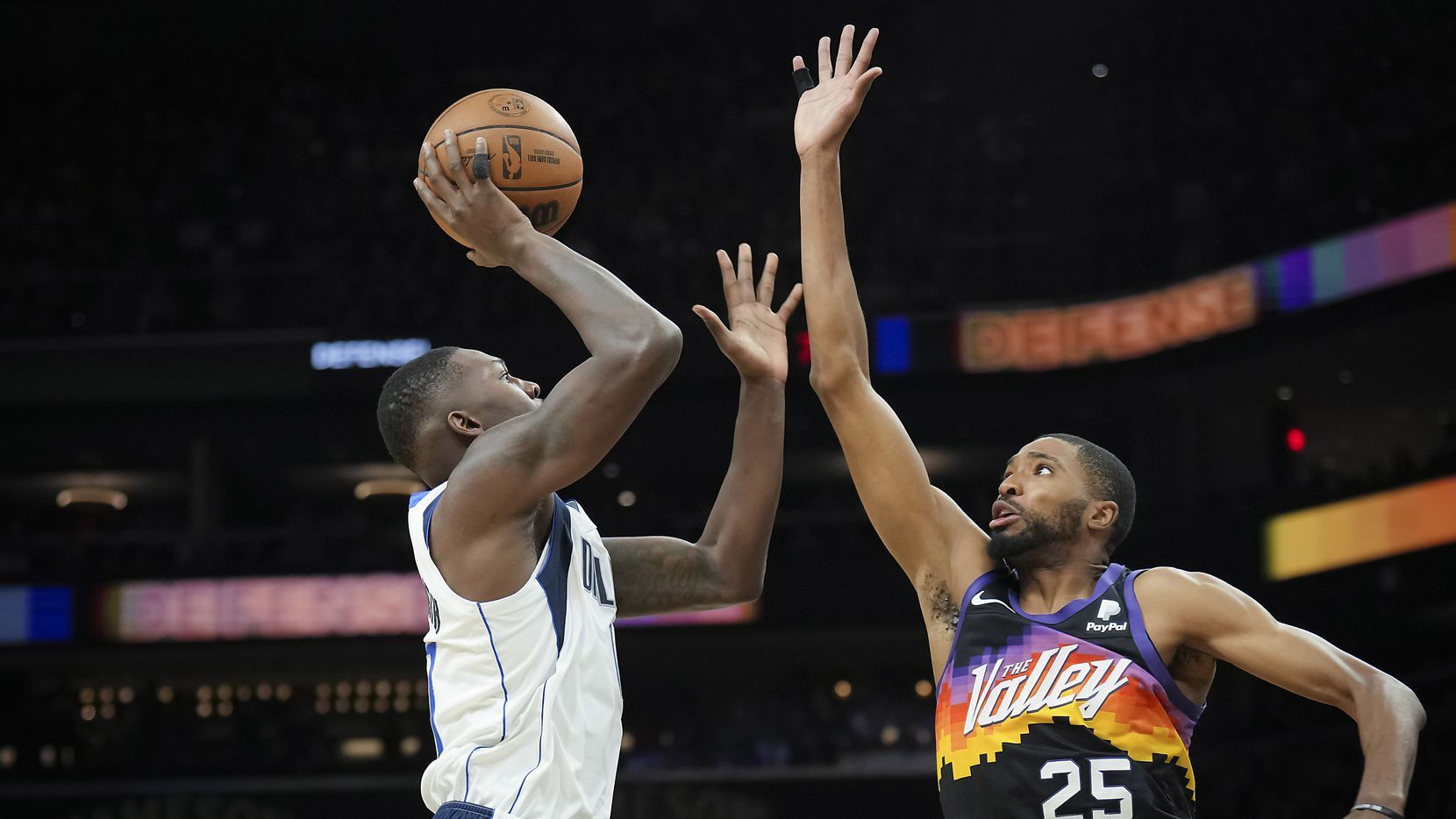 Mikal Bridges contesting Dorian Finney-Smith (Dallas Mavericks vs Phoenix Suns)