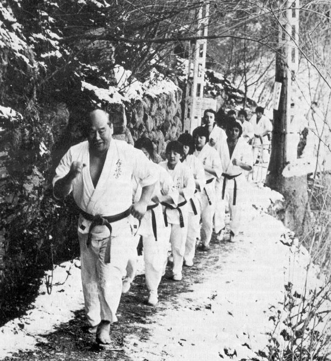 Masutatsu Ōyama with his students
