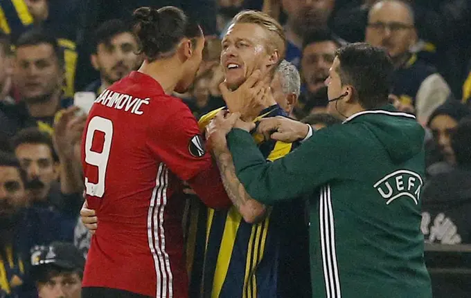 Zlatan Ibrahimović catches Simon Kjær