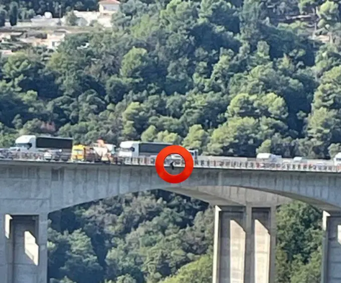 Alexis Beka-Beka on the edge of the Magnan bridge on the highway in Nice Alexis Beka-Beka on the edge of the Magnan bridge on the highway in Nice