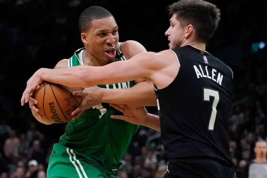 Grayson Allen tries to steal the ball from Grant Williams (Milwaukee Bucks vs Boston Celtics)