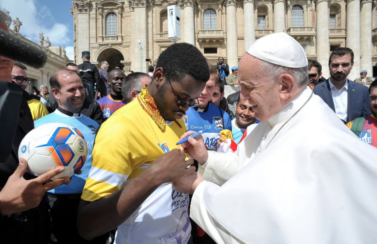 Un mundialito en los jardines del Vaticano