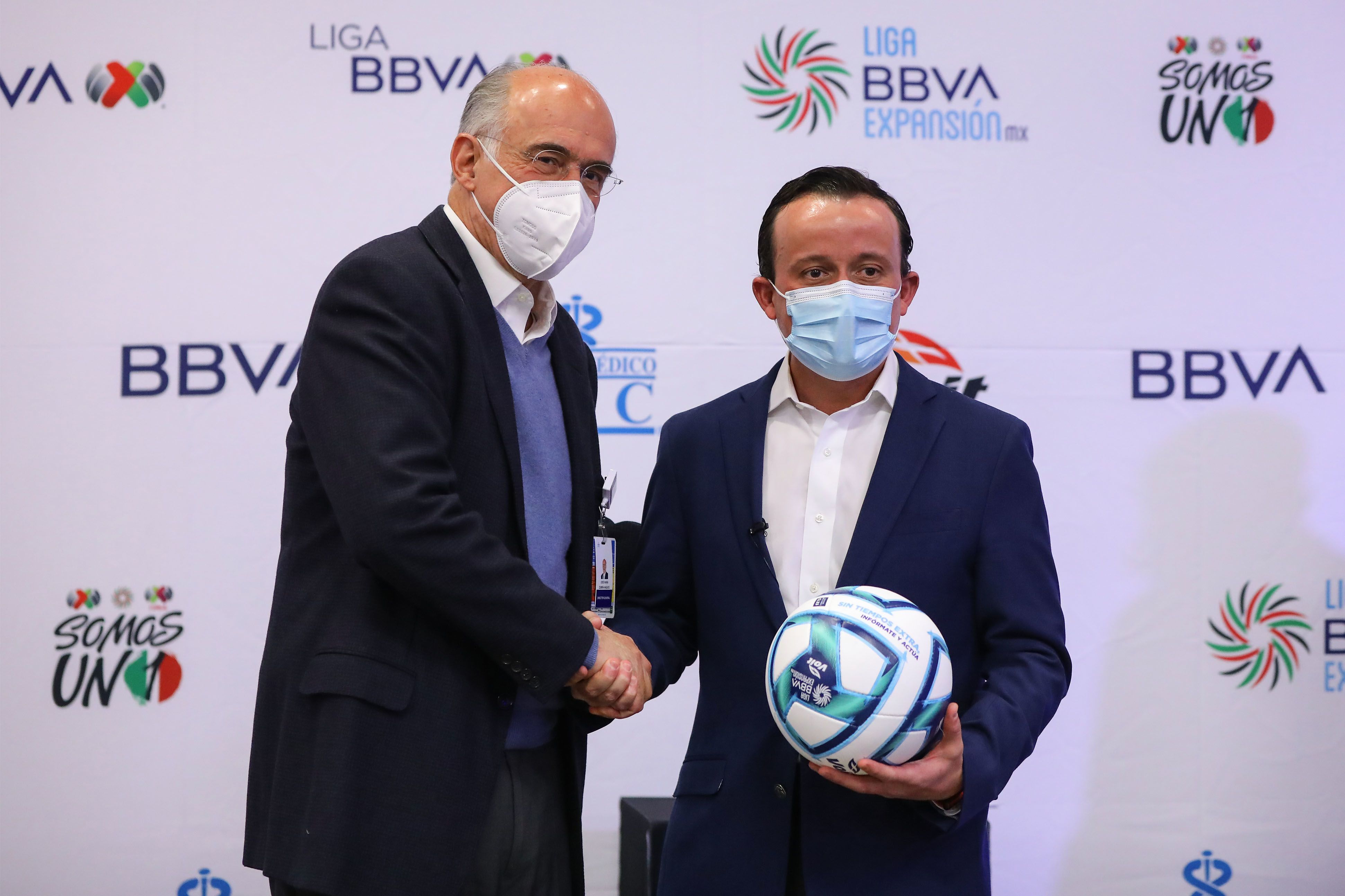 Mikel Arriola (izquierda) se encargó de presentar el balón