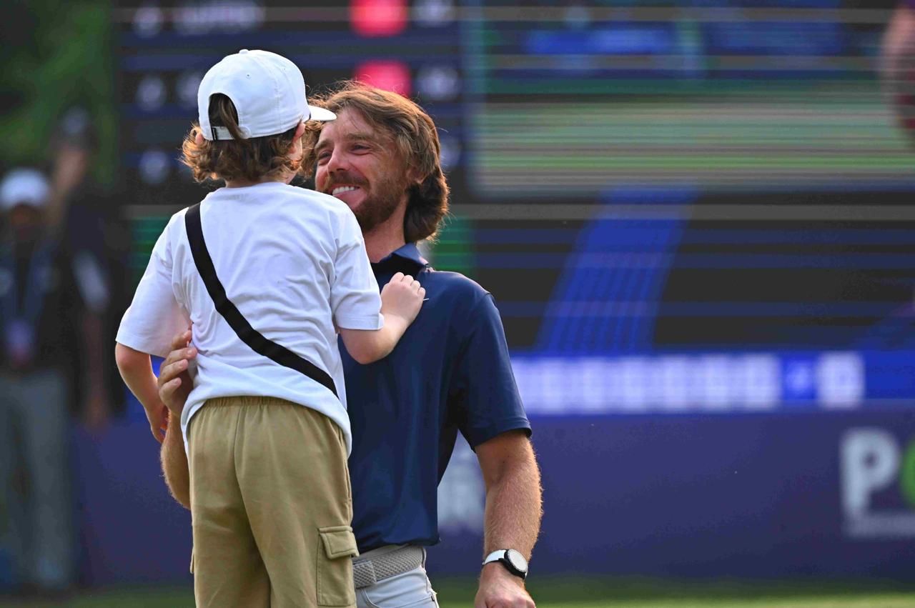 Fleetwood celebrates his win with his son. @Organisers