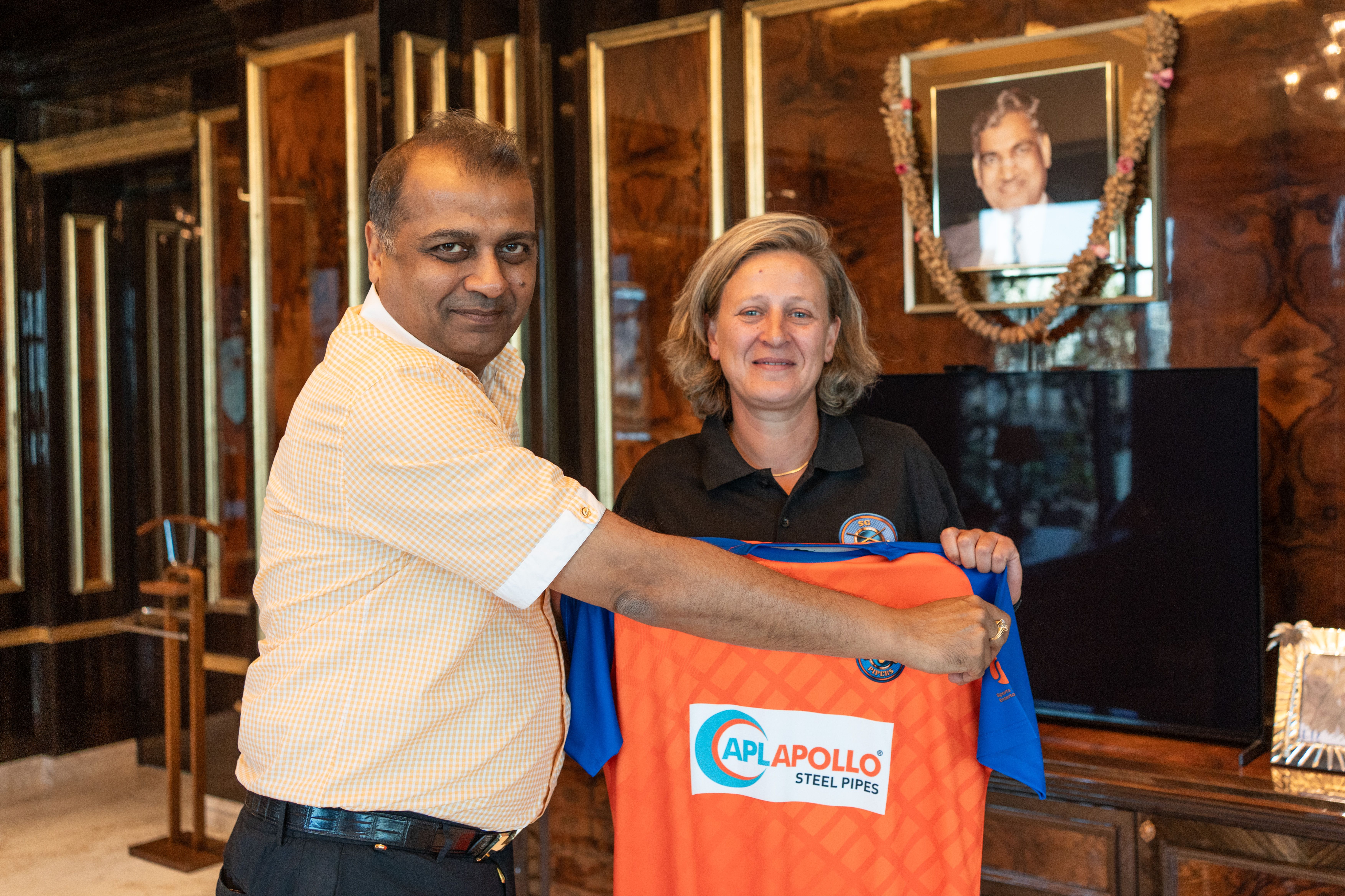 Sanjay Gupta, owner of SG Pipers, handing over the team jersey to Sofie Gierts.