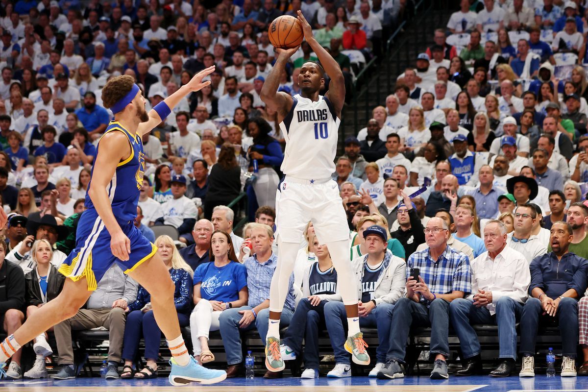 Dorian Finney-Smith shooting over Klay Thompson (Golden State Warriors vs Dallas Mavericks)