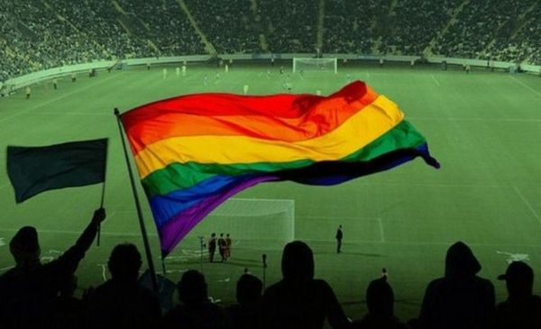 El rumor de ser detenido por usar la bandera gay fue desmentido