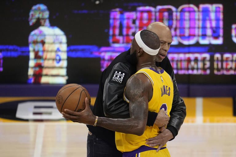 Kareem Abdul-Jabbar y LeBron James tras superar el récord Kareem Abdul-Jabbar y LeBron James tras superar el récord