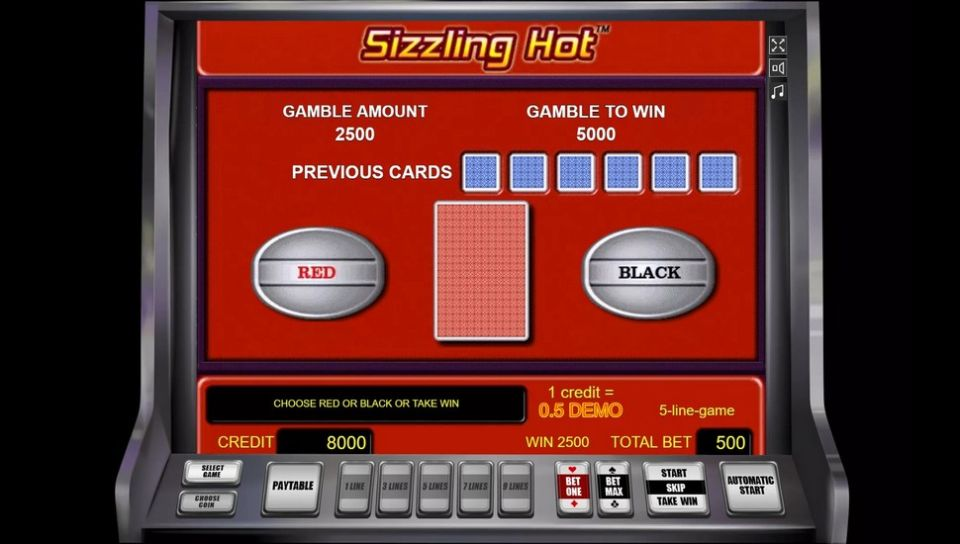 Pantalla de juego de riesgo en Sizzling Hot con cartas y opciones de color rojo y negro