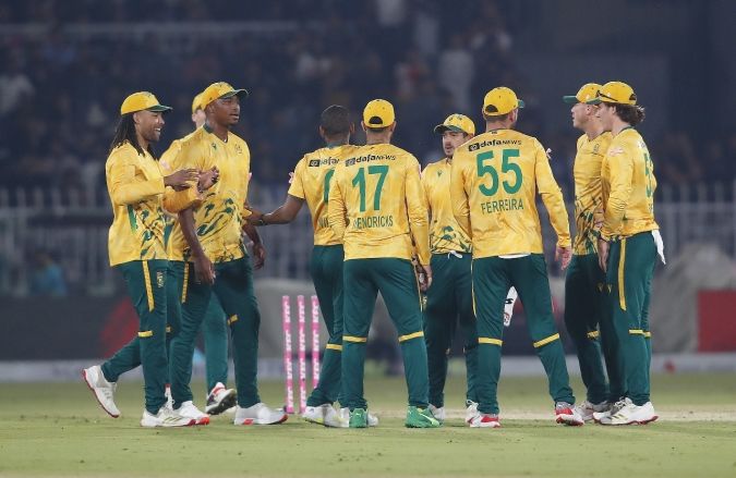 South Africa players celebrate their victory against Pakistan in the first T20I at Rawalpindi. @PCB